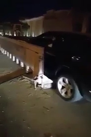 بالفيديو .. حادث سيارة أثناء تعلم سيدة للقيادة