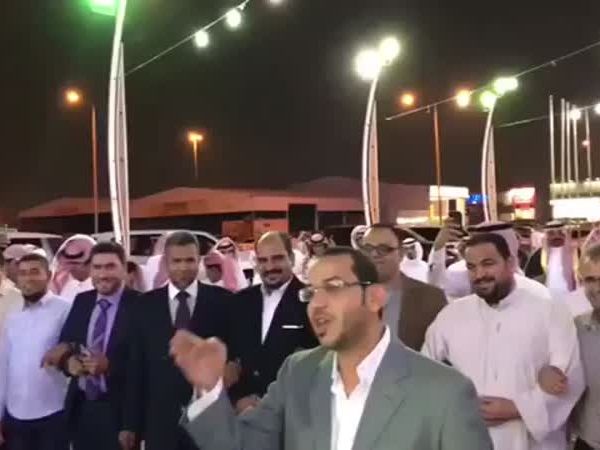 بالفيديو .. مصريون يحتفلون بزميلهم بطريقة طريفة