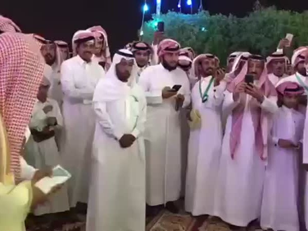 بالفيديو .. مصريون يحتفلون بزميلهم بطريقة طريفة