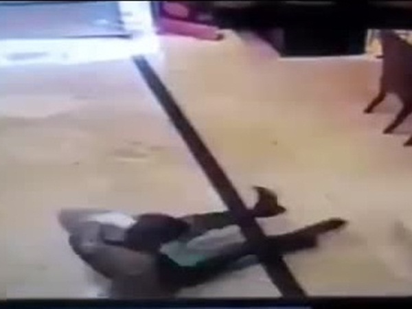 هاتف سامسونغ يشعل النيران في ملابس عامل بفندق .. فيديو