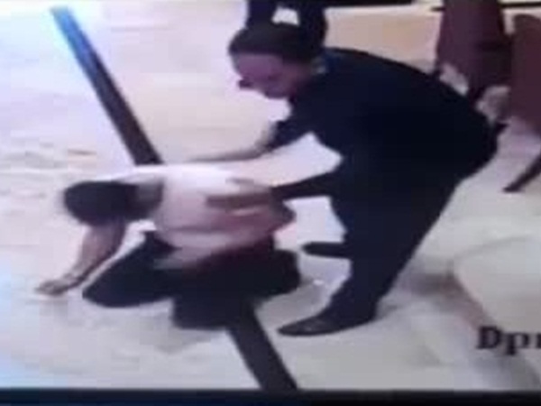 هاتف سامسونغ يشعل النيران في ملابس عامل بفندق .. فيديو