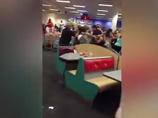 شاهد عراك بالأيدي بين أمهات وأباء في عيد ميلاد طفل