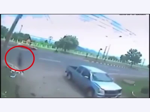 شاهد لحظة خروج روح من جسد سيّدة بعد مقتلها