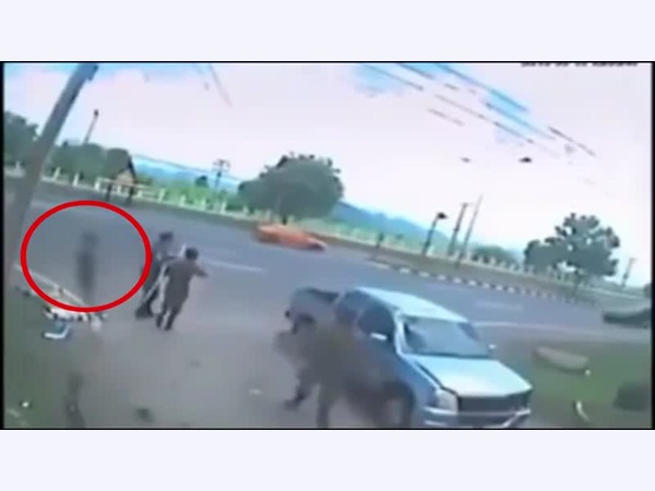 شاهد لحظة خروج روح من جسد سيّدة بعد مقتلها