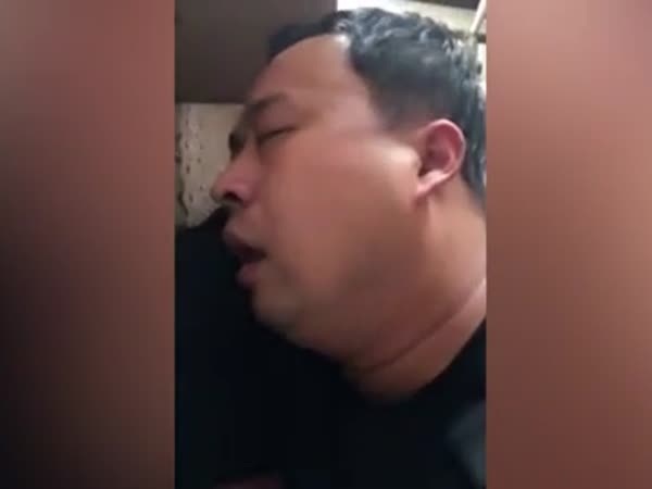 شاهد رجل يُشخر بطريقة طريفة للغاية
