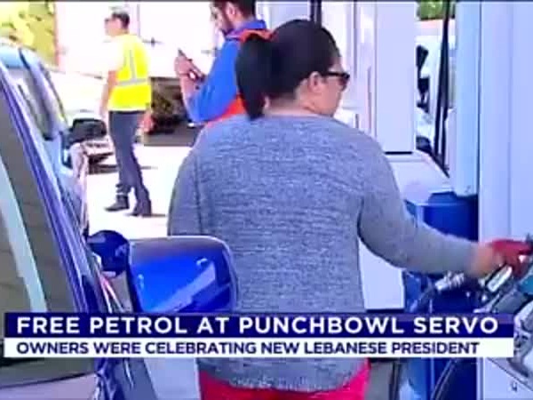 يوزع البنزين مجانًا فرحًا بانتخاب ميشيل عون