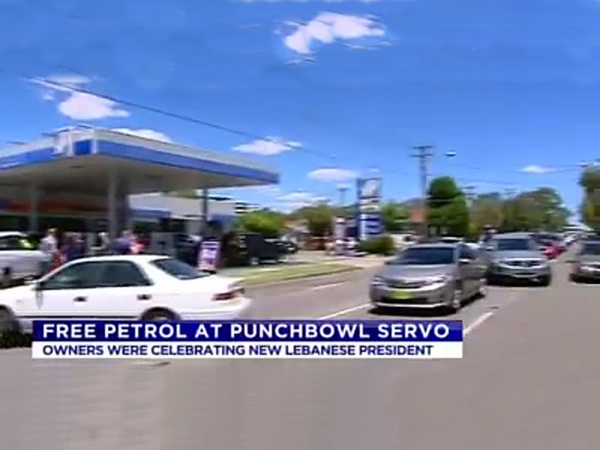 يوزع البنزين مجانًا فرحًا بانتخاب ميشيل عون