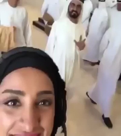 فتاة تصور سيلفي لنفسها .. شاهد من داعبها بظهوره في السيلفي