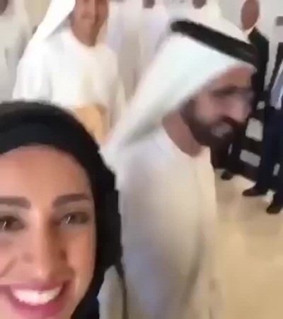 فتاة تصور سيلفي لنفسها .. شاهد من داعبها بظهوره في السيلفي