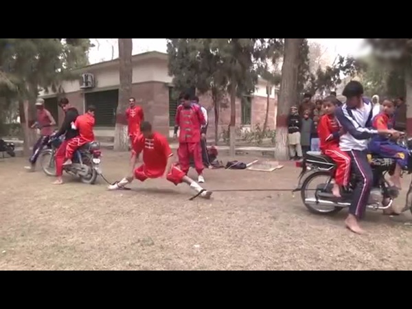 مهارات خطيرة يتمتع بها هذا الرجال لا تقم بتجربتها .. فيديو