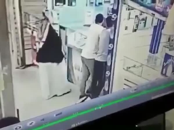 شاهد هذه الخدعة الماكرة لسرقة جوال من المتجر