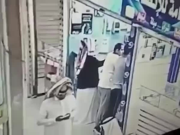 شاهد هذه الخدعة الماكرة لسرقة جوال من المتجر