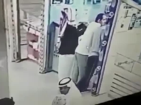 شاهد هذه الخدعة الماكرة لسرقة جوال من المتجر