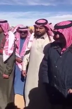 شاهد ولي العهد وهو يستمع إلى قصيدة شعرية وتفاعله معها