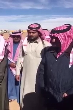 شاهد ولي العهد وهو يستمع إلى قصيدة شعرية وتفاعله معها