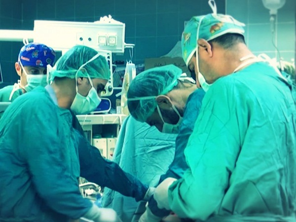 العثور على لمبة في بطن مريض .. بعد عشر سنوات كاملة
