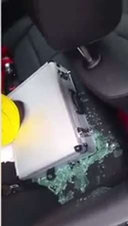 شاهد خيبة أمل لص أراد سرقة حقيبة اعتقد أن بها نقود .. ولكنها وجدها تحتوي على أمر آخر