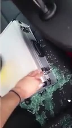 شاهد خيبة أمل لص أراد سرقة حقيبة اعتقد أن بها نقود .. ولكنها وجدها تحتوي على أمر آخر