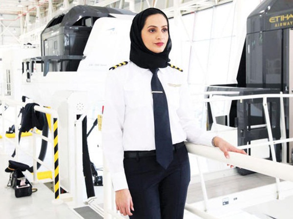 بالصور: إماراتية في السادسة والعشرين من عمرها تقود أكبر طائرة في العالم!