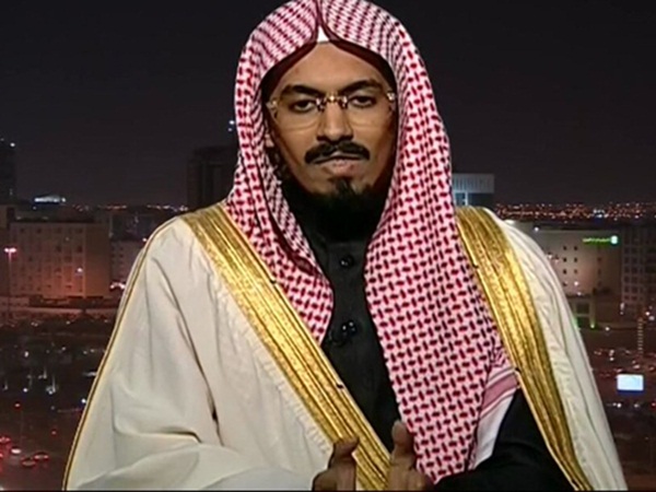 بالصور: داعية سعودي يثير غضب السعوديين بصورته مع شقيقته!