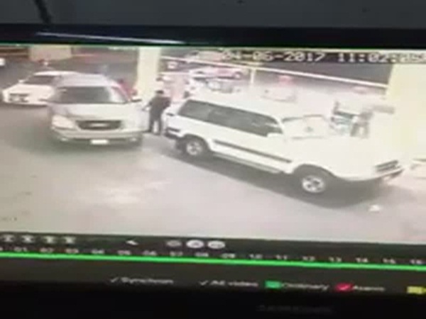 شاهد شجاعة أحد عمال محطة وقود أثناء اشتعال النيران