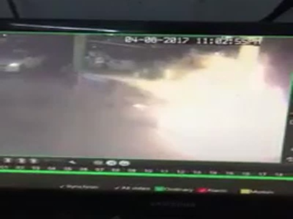 شاهد شجاعة أحد عمال محطة وقود أثناء اشتعال النيران