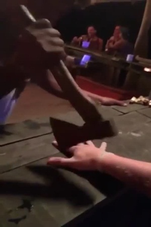 يوافقون على تجربة مرعبة من أجل الحصول على شراب مجاني .. فهل تجرؤ .. فيديو