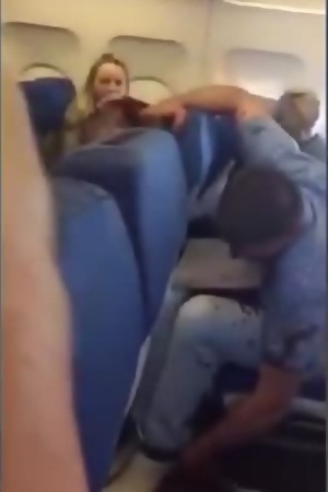 بالفيديو .. مسافر يثير الرعب على متن طائرة