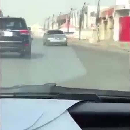 بالفيديو .. سيارة تسير للخلف في أحد شوارع الرياض