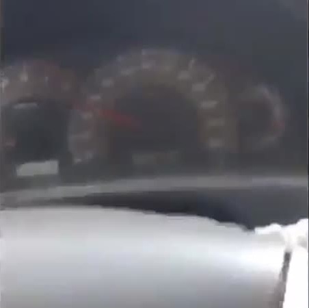 بالفيديو .. سيارة تسير للخلف في أحد شوارع الرياض