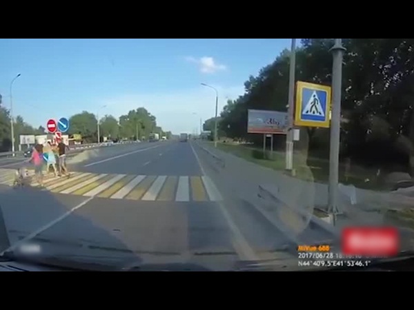 فيديو مزعج .. أم تنقذ طفلها في اللحظة الأخيرة