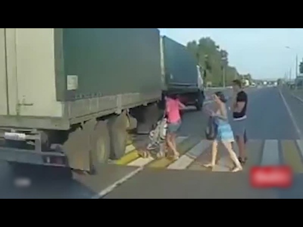 فيديو مزعج .. أم تنقذ طفلها في اللحظة الأخيرة