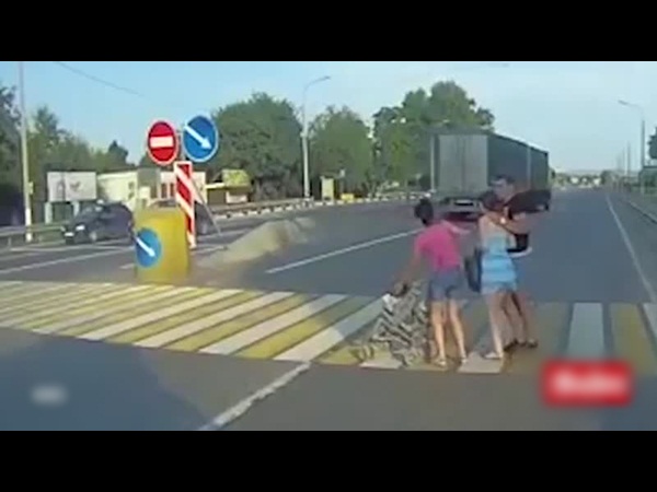 فيديو مزعج .. أم تنقذ طفلها في اللحظة الأخيرة