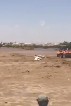 سيول تثليث تتسبب في وفاة شخصين .. حاول أحدهما إنقاذ الآخر فغرق معه