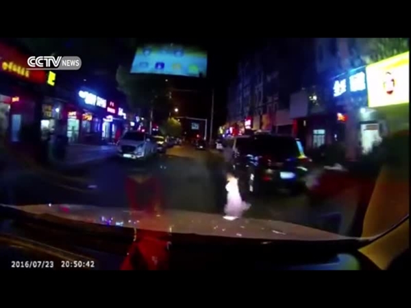 صدمتها السيارة وألقت بها على بعد مسافة .. فماذا حدث لها