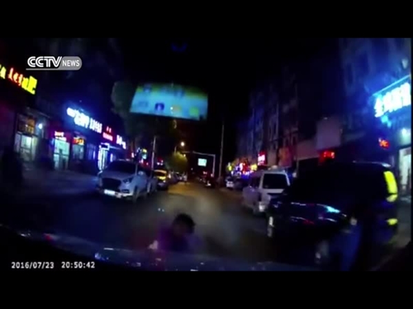 صدمتها السيارة وألقت بها على بعد مسافة .. فماذا حدث لها