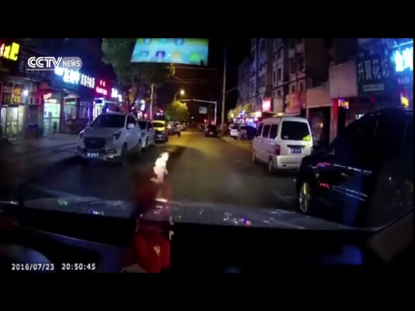 صدمتها السيارة وألقت بها على بعد مسافة .. فماذا حدث لها