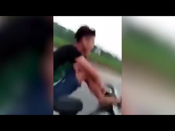 استعراض غير محدود لإمكانياته .. قد يفقد حياته كي يتحدث في الجوال