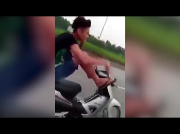 استعراض غير محدود لإمكانياته .. قد يفقد حياته كي يتحدث في الجوال