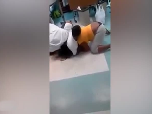 فيديو لامراتين يتعاركان بالأيدي في إحدى المستشفيات .. تعرف على السبب في الفيديو