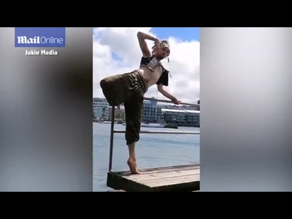 عرض راقص يتحول إلى عرض كوميدي .. فيديو