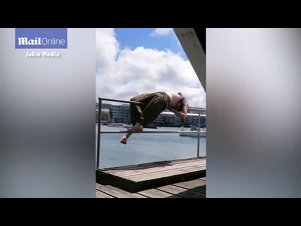 عرض راقص يتحول إلى عرض كوميدي .. فيديو