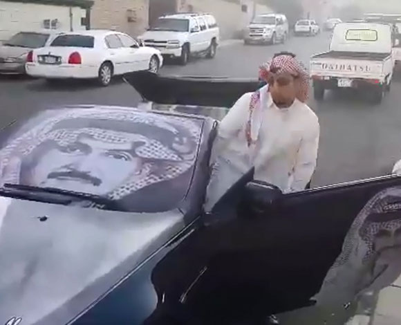 بالفيديو والصور: مواطن سعودي يهدي الوليد بن طلال سيارة بي ام دبليو