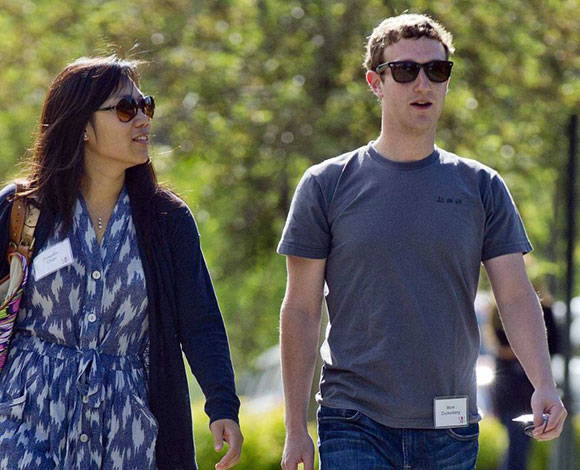 هذا هو السر وراء ارتداء زوكربيرغ التي شيرت نفسه