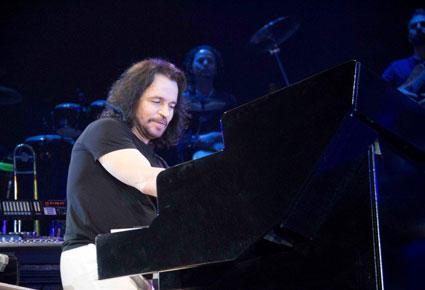 ياني يخطف الجمهور إلى عالم من دون حدود في دبي