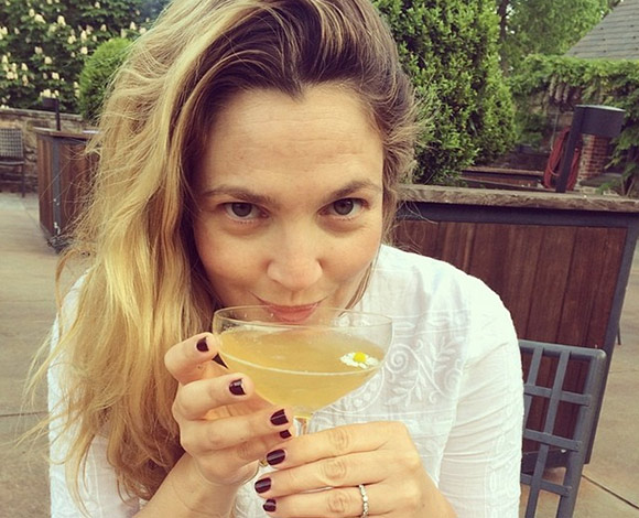 نجمات تتباهين على الإنترنت بإطلالاتهن المثيرة بدون ماكياج