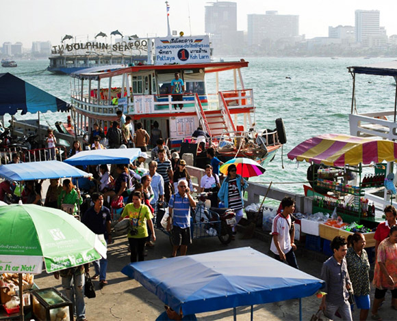 مفاجآة سارة لموظفي إحدى الشركات الصينية... رحلة مجانية الى تايلاند