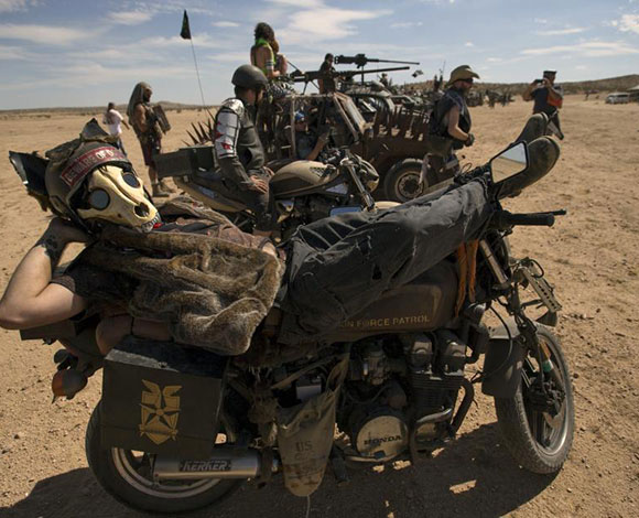 بالصور... عشاق سلسلة أفلام "Mad Max" يتجمعون بأزياء الفيلم وشخصياته المرعبة