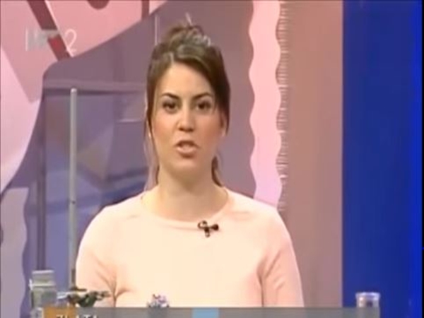 شاهد مذيعة تسقط مغشيًا عليها على الهواء مباشرة