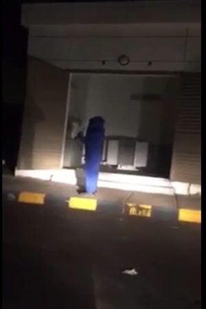 شاهد .. نجاة موظف من الصعق بالكهرباء بأعجوبة